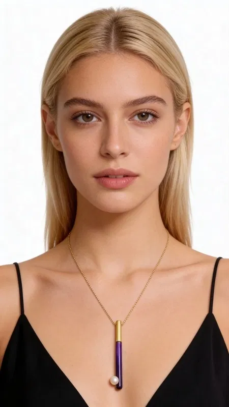 Ανακαλύψτε τη μοναδική ομορφιά αυτού του εντυπωσιακού color block κολιέ μενταγιόν, που συνδυάζει harmonικά το χρυσό ορείχαλκο με το έντονο μοβ σμάλτο και ένα λεπτεπίλεπτο μαργαριτάρι. Σχεδιασμένο από την Ελληνίδα Σχεδιάστρια Κοσμημάτων Αικατερίνη Χαλκιαδάκη, αυτό το χειροποίητο κόσμημα αποτελεί την τέλεια επιλογή για τη σύγχρονη γυναίκα που αναζητά statement αξεσουάρ με ελληνική υπογραφή.
Το κοντό κολιέ διαθέτει ένα γεωμετρικό μενταγιόν που καταλήγει σε μια φυσική πέρλα, δημιουργώντας έναν εκλεπτυσμένο συνδυασμό παραδοσιακών και μοντέρνων στοιχείων. Ο έντονος μοβ χρωματισμός σε συνδυασμό με το χρυσό του ορείχαλκου προσφέρει μια πολυτελή αίσθηση που προσελκύει τα βλέμματα.
Ιδανικό για καθημερινή ή βραδινή εμφάνιση, αυτό το κολιέ συνδυάζεται άψογα με μονόχρωμα ρούχα και μπορεί να φορεθεί μόνο του ή σε layering look με άλλα κοσμήματα.
Φροντίστε το κόσμημά σας αποθηκεύοντάς το σε στεγνό χώρο και καθαρίζοντάς το με μαλακό πανί για να διατηρήσει τη λάμψη του.