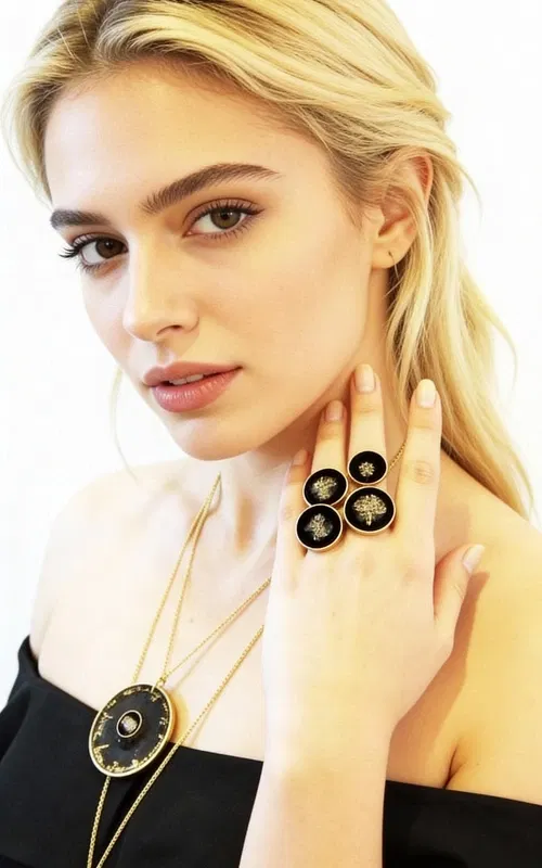 , Ανακαλύψτε τη μαγεία του χειροποίητου γυναικείου δαχτυλιδιού με πυρίτη, ένα μοναδικό κόσμημα που συνδυάζει τη δύναμη των φυσικών πετρών με τη σύγχρονη αισθητική. Σχεδιασμένο από την Ελληνίδα Σχεδιάστρια Κοσμημάτων Αικατερίνη Χαλκιαδάκη, αυτό το εντυπωσιακό δαχτυλίδι αποτελεί την τέλεια επιλογή για γυναίκες που αναζητούν statement κοσμήματα με χαρακτήρα.
Η ωοειδής σιλουέτα του δαχτυλιδιού περιβάλλεται από χρυσαφί ορείχαλκο, ενώ στο κέντρο κυριαρχεί η μαύρη πατίνα που φιλοξενεί έναν φυσικό σιδηροπυρίτη. Ο πυρίτης προσφέρει μεταλλικές ανταύγειες που δημιουργούν έναν μαγευτικό οπτικό διάλογο με το μαύρο φόντο.
Το μεγάλο μέγεθος του δαχτυλιδιού το καθιστά ιδανικό για όσες προτιμούν εντυπωσιακά κοσμήματα που ξεχωρίζουν. Η χειροποίητη κατασκευή εγγυάται την μοναδικότητα κάθε κομματιού, καθιστώντας το ένα πραγματικό έργο τέχνης.