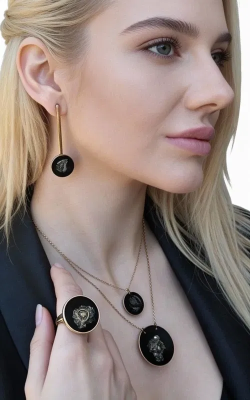 , Ανακαλύψτε τη μαγεία του χειροποίητου γυναικείου δαχτυλιδιού με πυρίτη, ένα μοναδικό κόσμημα που συνδυάζει τη δύναμη των φυσικών πετρών με τη σύγχρονη αισθητική. Σχεδιασμένο από την Ελληνίδα Σχεδιάστρια Κοσμημάτων Αικατερίνη Χαλκιαδάκη, αυτό το εντυπωσιακό δαχτυλίδι αποτελεί την τέλεια επιλογή για γυναίκες που αναζητούν statement κοσμήματα με χαρακτήρα.
Η ωοειδής σιλουέτα του δαχτυλιδιού περιβάλλεται από χρυσαφί ορείχαλκο, ενώ στο κέντρο κυριαρχεί η μαύρη πατίνα που φιλοξενεί έναν φυσικό σιδηροπυρίτη. Ο πυρίτης προσφέρει μεταλλικές ανταύγειες που δημιουργούν έναν μαγευτικό οπτικό διάλογο με το μαύρο φόντο.
Το μεγάλο μέγεθος του δαχτυλιδιού το καθιστά ιδανικό για όσες προτιμούν εντυπωσιακά κοσμήματα που ξεχωρίζουν. Η χειροποίητη κατασκευή εγγυάται την μοναδικότητα κάθε κομματιού, καθιστώντας το ένα πραγματικό έργο τέχνης.