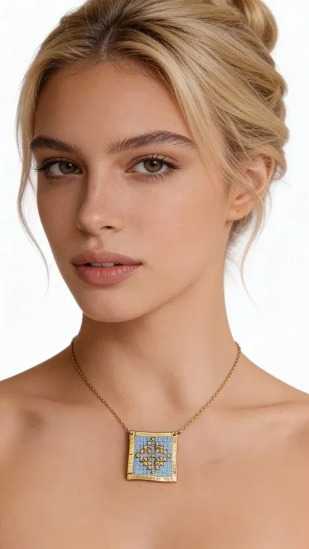 , Αυτό το εξαιρετικό κεντητό κολιέ σε γαλάζιο χρώμα με γεωμετρικά σχέδια αποτελεί έναν μοναδικό συνδυασμό παραδοσιακής τέχνης και σύγχρονου design. Σχεδιασμένο από την Ελληνίδα Σχεδιάστρια Κοσμημάτων Αικατερίνη Χαλκιαδάκη, κάθε λεπτομέρεια κεντήθηκε στο χέρι με χρυσοκλωστή σε φόντο γαλάζιου υφάσματος, δημιουργώντας ένα κόσμημα που ξεχωρίζει.
Το τετράγωνο κεντητό μοτίβο φέρει πολύχρωμα γεωμετρικά σχέδια που παραπέμπουν στο ελληνικό folklore, ενώ το χρυσό πλαίσιο από ορείχαλκο προσδίδει κομψότητα και αντοχή. Η λεπτή χρυσή αλυσίδα καθιστά το κολιέ ιδανικό για καθημερινή ή βραδινή εμφάνιση.
Αυτό το statement κολιέ συνδυάζεται τέλεια με μονόχρωμα outfits, προσθέτοντας χρώμα και χαρακτήρα στο look σας. Η χειροποίητη κατασκευή και τα ποιοτικά υλικά εγγυώνται τη μακροζωία του κοσμήματος.
Φυλάσσετε το κολιέ σε στεγνό χώρο και καθαρίζετε απαλά με μαλακό πανί για να διατηρήσετε τα ζωηρά χρώματα του κεντήματος.