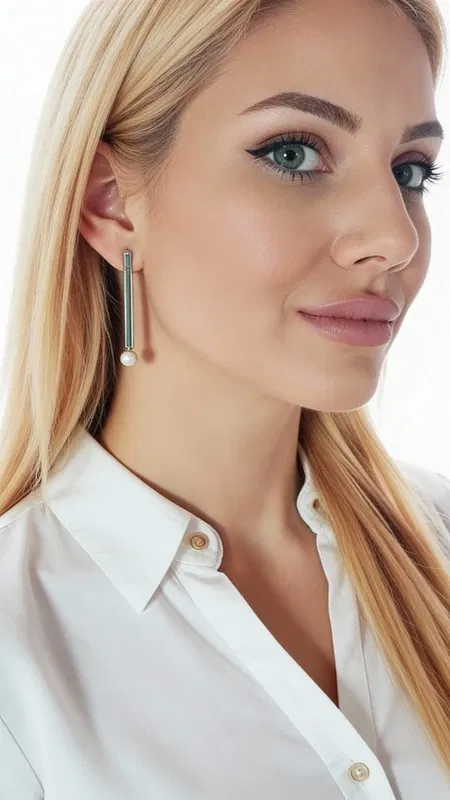 , Ανακαλύψτε τη μοναδική ομορφιά των μακριών καρφωτών σκουλαρικιών με μαργαριτάρια και πράσινη πατίνα, που συνδυάζουν τη σύγχρονη αισθητική με την παραδοσιακή χειροτεχνία. Σχεδιασμένα από την Ελληνίδα Σχεδιάστρια Κοσμημάτων Αικατερίνη Χαλκιαδάκη, αυτά τα εντυπωσιακά σκουλαρίκια αποτελούν την τέλεια επιλογή για γυναίκες που αναζητούν πρωτότυπα και κομψά κοσμήματα.
Κάθε σκουλαρίκι είναι χειροποίητο από χαλκό υψηλής ποιότητας με μοναδική πράσινη πατίνα που δημιουργεί ένα vintage αποτέλεσμα γεμάτο χαρακτήρα. Οι φυσικές πέρλες στο κάτω μέρος προσθέτουν κλασική κομψότητα και απαλότητα, δημιουργώντας έναν τέλειο συνδυασμό μοντέρνων και παραδοσιακών στοιχείων. Η μακριά γραμμική σιλουέτα επιμηκύνει τον λαιμό και προσδίδει μια καθαρή, σύγχρονη αισθητική.