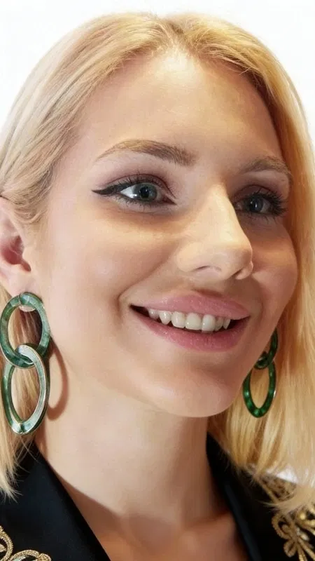 , Αναδείξτε τη μοναδική σας προσωπικότητα με αυτά τα εντυπωσιακά μεγάλα σκουλαρίκια κρεμαστά που συνδυάζουν την κομψότητα των μαργαριταριών με τη μοντέρνα αισθητική του χαλκού. Σχεδιασμένα από την Ελληνίδα Σχεδιάστρια Κοσμημάτων Αικατερίνη Χαλκιαδάκη, αυτά τα χειροποίητα σκουλαρίκια φέρουν την υπογραφή της γνήσιας ελληνικής τέχνης κοσμηματοποιίας.
Η μοναδική πράσινη πατίνα που καλύπτει τους διπλούς κρίκους δημιουργεί ένα vintage αποτέλεσμα που συναρπάζει, ενώ οι φυσικές πέρλες προσθέτουν μια πινελιά κομψότητας και λάμψης. Κάθε κομμάτι είναι μοναδικό, καθώς η πατίνα αναπτύσσεται φυσικά στον χαλκό, δημιουργώντας ανεπανάληπτες αποχρώσεις και υφές.
Τα μακριά αυτά σκουλαρίκια είναι ιδανικά για ιδιαίτερες εμφανίσεις, γάμους, βραδινές εξόδους ή όταν θέλετε να προσθέσετε μια boho πινελιά στο καθημερινό σας στυλ. Το ιδιαίτερο σχήμα των διπλών κρίκων δημιουργεί όμορφες κινήσεις και αντανακλάσεις φωτός.