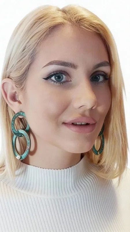 , Αναδείξτε τη μοναδική σας προσωπικότητα με αυτά τα εντυπωσιακά μεγάλα σκουλαρίκια κρεμαστά που συνδυάζουν την κομψότητα των μαργαριταριών με τη μοντέρνα αισθητική του χαλκού. Σχεδιασμένα από την Ελληνίδα Σχεδιάστρια Κοσμημάτων Αικατερίνη Χαλκιαδάκη, αυτά τα χειροποίητα σκουλαρίκια φέρουν την υπογραφή της γνήσιας ελληνικής τέχνης κοσμηματοποιίας.
Η μοναδική πράσινη πατίνα που καλύπτει τους διπλούς κρίκους δημιουργεί ένα vintage αποτέλεσμα που συναρπάζει, ενώ οι φυσικές πέρλες προσθέτουν μια πινελιά κομψότητας και λάμψης. Κάθε κομμάτι είναι μοναδικό, καθώς η πατίνα αναπτύσσεται φυσικά στον χαλκό, δημιουργώντας ανεπανάληπτες αποχρώσεις και υφές.
Τα μακριά αυτά σκουλαρίκια είναι ιδανικά για ιδιαίτερες εμφανίσεις, γάμους, βραδινές εξόδους ή όταν θέλετε να προσθέσετε μια boho πινελιά στο καθημερινό σας στυλ. Το ιδιαίτερο σχήμα των διπλών κρίκων δημιουργεί όμορφες κινήσεις και αντανακλάσεις φωτός.
