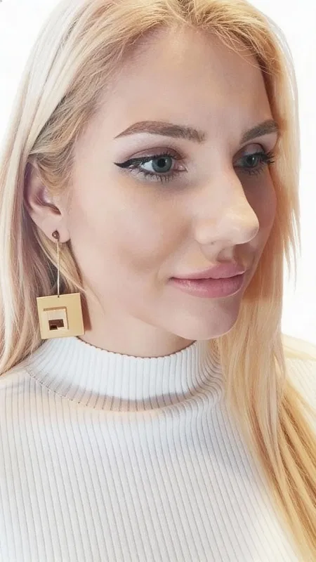 , Ανακαλύψτε τη μοναδική γοητεία των εντυπωσιακών καρφωτών σκουλαρικιών με ξύλο που συνδυάζουν τη φυσική ομορφιά με τη σύγχρονη αισθητική. Αυτά τα χειροποίητα σκουλαρίκια, σχεδιασμένα από την Ελληνίδα Σχεδιάστρια Κοσμημάτων Αικατερίνη Χαλκιαδάκη, αποτελούν την τέλεια επιλογή για τη γυναίκα που αναζητά κομψότητα με προσωπικότητα.
Κάθε σκουλαρίκι δημιουργείται με προσοχή στη λεπτομέρεια, συνδυάζοντας τη θερμότητα του φυσικού ξύλου με την κομψότητα του ορείχαλκου. Ο γεωμετρικός σχεδιασμός και οι χρυσαφένιες αποχρώσεις προσφέρουν μια σύγχρονη αισθητική που συμπληρώνει τόσο casual όσο και επίσημα outfits. Η καρφωτή κατασκευή εξασφαλίζει άνεση καθ' όλη τη διάρκεια της ημέρας.
Αυτά τα statement σκουλαρίκια είναι ιδανικά για ειδικές στιγμές όπως γάμους, βραδινές εξόδους ή όταν θέλετε να προσθέσετε μια νότα εκλεπτυσμένης κομψότητας στην εμφάνισή σας. Φυλάσσετε σε στεγνό μέρος και καθαρίζετε απαλά με μαλακό πανί για να διατηρήσετε τη λάμψη τους.