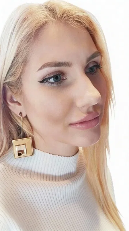 , Ανακαλύψτε τη μοναδική γοητεία των εντυπωσιακών καρφωτών σκουλαρικιών με ξύλο που συνδυάζουν τη φυσική ομορφιά με τη σύγχρονη αισθητική. Αυτά τα χειροποίητα σκουλαρίκια, σχεδιασμένα από την Ελληνίδα Σχεδιάστρια Κοσμημάτων Αικατερίνη Χαλκιαδάκη, αποτελούν την τέλεια επιλογή για τη γυναίκα που αναζητά κομψότητα με προσωπικότητα.
Κάθε σκουλαρίκι δημιουργείται με προσοχή στη λεπτομέρεια, συνδυάζοντας τη θερμότητα του φυσικού ξύλου με την κομψότητα του ορείχαλκου. Ο γεωμετρικός σχεδιασμός και οι χρυσαφένιες αποχρώσεις προσφέρουν μια σύγχρονη αισθητική που συμπληρώνει τόσο casual όσο και επίσημα outfits. Η καρφωτή κατασκευή εξασφαλίζει άνεση καθ' όλη τη διάρκεια της ημέρας.
Αυτά τα statement σκουλαρίκια είναι ιδανικά για ειδικές στιγμές όπως γάμους, βραδινές εξόδους ή όταν θέλετε να προσθέσετε μια νότα εκλεπτυσμένης κομψότητας στην εμφάνισή σας. Φυλάσσετε σε στεγνό μέρος και καθαρίζετε απαλά με μαλακό πανί για να διατηρήσετε τη λάμψη τους.