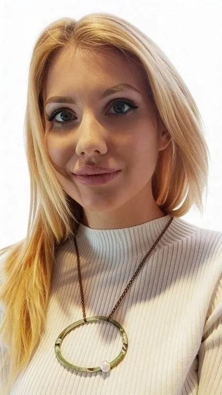 , Ανακαλύψτε την τέλεια ισορροπία μεταξύ σύγχρονου design και κλασικής κομψότητας με αυτό το μεγάλο γυναικείο κολιέ με μαργαριτάρι. Σχεδιασμένο από την Ελληνίδα Σχεδιάστρια Κοσμημάτων Αικατερίνη Χαλκιαδάκη, αυτό το χειροποίητο κόσμημα συνδυάζει την ομορφιά του οξειδωμένου χαλκού με την κομψότητα της φρέσκιας πέρλας.
Το γεωμετρικό σχήμα του κύκλου δημιουργεί ένα statement look που προσελκύει τα βλέμματα, ενώ οι αποχρώσεις του πράσινου χαλκού προσδίδουν έναν μοναδικό vintage χαρακτήρα. Η λευκή πέρλα στη βάση του κολιέ προσφέρει την τέλεια αντίθεση, δημιουργώντας ένα εντυπωσιακό αποτέλεσμα που συνδυάζεται εύκολα με κάθε outfit.
Ιδανικό για τις γυναίκες που αγαπούν τα μεγάλα εντυπωσιακά κολιέ και αναζητούν κοσμήματα με προσωπικότητα. Φοριέται εξίσου όμορφα με casual ή πιο επίσημα looks, προσφέροντας άπειρες δυνατότητες styling. Αποθηκεύετε σε στεγνό μέρος και καθαρίζετε απαλά με μαλακό πανί για να διατηρήσετε τη φυσική οξείδωση του χαλκού.