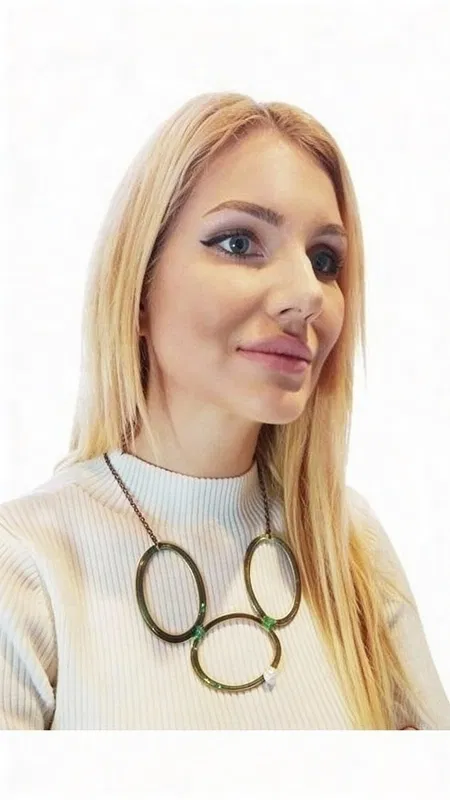 , Ενα εντυπωσιακό μεγάλο γυναικείο κολιέ με μαργαριτάρι που συνδυάζει τη μοναδικότητα του χειροποίητου σχεδιασμού με την κομψότητα του οξειδωμένου χαλκού. Αυτό το statement κολιέ, σχεδιασμένο από την Αικατερίνη Χαλκιαδάκη, αποτελεί τη τέλεια επιλογή για γυναίκες που αναζητούν ένα ιδιαίτερο κόσμημα που θα τραβά τα βλέμματα.
Το μακρύ κολιέ διαθέτει τρεις μεγάλους κυκλικούς κρίκους από χαλκό με πράσινο patina φινίρισμα που δημιουργεί μια vintage αισθητική. Ένα φυσικό μαργαριτάρι κοσμεί έναν από τους κρίκους, προσθέτοντας λάμψη και κομψότητα στο σύνολο. Η μοναδική εμφάνιση του οξειδωμένου χαλκού καθιστά κάθε κολιέ μοναδικό, καθώς το patina αναπτύσσεται φυσικά με τον χρόνο.
Ιδανικό για layering με άλλα κοσμήματα ή ως αυτοτελές statement piece, αυτό το εντυπωσιακό κολιέ προσθέτει μια καλλιτεχνική πινελιά σε κάθε outfit. Η χειροποίητη κατασκευή εγγυάται την ποιότητα και τη μοναδικότητα του ελληνικού κοσμήματος.