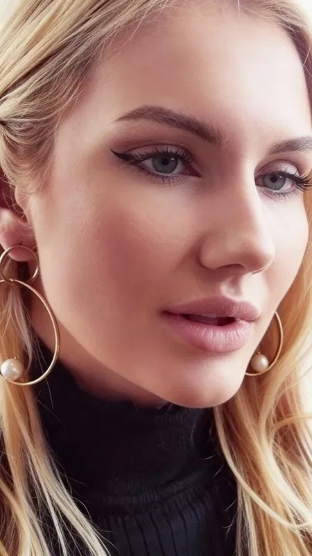 , Τα εντυπωσιακά μεγάλα σκουλαρίκια κρίκοι με πέρλες αποτελούν την τέλεια επιλογή για τη γυναίκα που αναζητά statement κοσμήματα με σύγχρονη αισθητική. Σχεδιασμένα από την Ελληνίδα Σχεδιάστρια Κοσμημάτων Αικατερίνη Χαλκιαδάκη, αυτά τα χειροποίητα σκουλαρίκια συνδυάζουν τη χρυσή λάμψη του ορείχαλκου με την κομψότητα των πραγματικών πεταλούδων.
Η μοναδική σύνθεση διπλών κρίκων δημιουργεί ένα γεωμετρικό παιχνίδι που προσελκύει το βλέμμα, ενώ οι λευκές πέρλες προσθέτουν μια νότα κλασικής κομψότητας. Το καρφωτό κλείσιμο εξασφαλίζει άνετη και ασφαλή χρήση, καθιστώντας τα ιδανικά για όλη την ημέρα.
Αυτά τα μοντέρνα κρεμαστά σκουλαρίκια είναι ιδανικά για ειδικές περιστάσεις όπως γάμους, cocktail parties ή επαγγελματικά events. Συνδυάζονται τέλεια με μονόχρωμα outfits και προσδίδουν στο look σας μια σύγχρονη boho αισθητική.