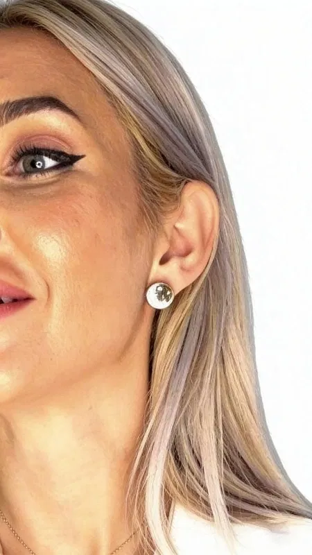 , Ανακαλύψτε τη μοναδική γοητεία αυτών των καρφωτών σκουλαρικιών με πυρίτη λευκά, που συνδυάζουν την κομψότητα του minimal design με τη φυσική ομορφιά του σιδηροπυρίτη. Σχεδιασμένα από την Ελληνίδα Σχεδιάστρια Κοσμημάτων Αικατερίνη Χαλκιαδάκη, αυτά τα εξαιρετικά χειροποίητα σκουλαρίκια αποτελούν την τέλεια επιλογή για κάθε γυναίκα που εκτιμά την ποιότητα και την αυθεντικότητα.
Κάθε σκουλαρίκι φέρει έναν στρογγυλό σιδηροπυρίτη σε απαλό λευκό χρώμα κιμωλίας, που περιβάλλεται από λεπτεπίλεπτα επεξεργασμένο ορείχαλκο. Ο μικρός τους μέγεθος τα καθιστά ιδανικά για καθημερινή χρήση, ενώ η μοναδική τους αισθητική προσθέτει έναν τόνο sophistication σε κάθε outfit.
Η συνδυασμός του φυσικού πυρίτη με τον ποιοτικό ορείχαλκο δημιουργεί ένα κόσμημα που ξεχωρίζει για την ανθεκτικότητά του και την χρονική του αξία. Αυτά τα γυναικεία σκουλαρίκια καρφωτά είναι κατάλληλα τόσο για επαγγελματικές εμφανίσεις όσο και για casual στιγμές.