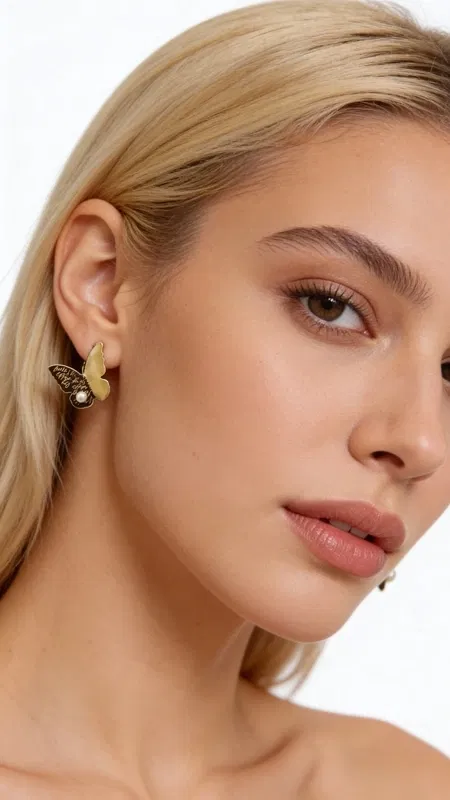 , Ανακαλύψτε τη μαγεία των χειροποίητων σκουλαρικιών πεταλούδα με μαργαριτάρια, ένα εκπληκτικό κόσμημα που συνδυάζει τη φινέτσα με την ελληνική τεχνοτροπία. Αυτά τα καρφωτά σκουλαρίκια από την συλλογή της Αικατερίνης Χαλκιαδάκη αποτελούν την τέλεια επιλογή για γυναίκες που αναζητούν μοναδικότητα και στυλ.
Κατασκευασμένα από υψηλής ποιότητας ορείχαλκο με εκλεπτυσμένη μαύρη πατίνα, αυτά τα σκουλαρίκια διαθέτουν ένα ονειρεμένο σχέδιο πεταλούδας. Η χρυσαφί απόχρωση του ορείχαλκου αντιπαραβάλλεται όμορφα με τις φυσικές πέρλες που στολίζουν κάθε φτερό, δημιουργώντας έναν εντυπωσιακό συνδυασμό υλικών. Το συμπαγές μέγεθος τους τα καθιστά ιδανικά για καθημερινή χρήση, ενώ παραμένουν αρκετά εντυπωσιακά για ειδικές περιστάσεις.
