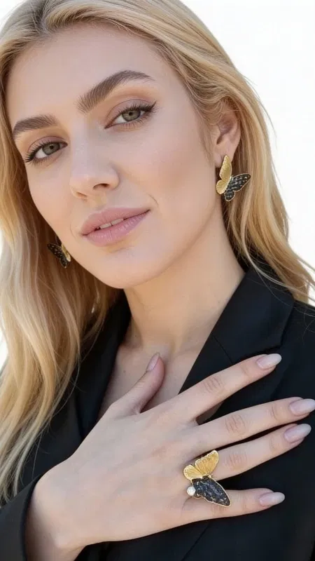 , Ανακαλύψτε τη μαγεία των χειροποίητων σκουλαρικιών πεταλούδα με μαργαριτάρια, ένα εκπληκτικό κόσμημα που συνδυάζει τη φινέτσα με την ελληνική τεχνοτροπία. Αυτά τα καρφωτά σκουλαρίκια από την συλλογή της Αικατερίνης Χαλκιαδάκη αποτελούν την τέλεια επιλογή για γυναίκες που αναζητούν μοναδικότητα και στυλ.
Κατασκευασμένα από υψηλής ποιότητας ορείχαλκο με εκλεπτυσμένη μαύρη πατίνα, αυτά τα σκουλαρίκια διαθέτουν ένα ονειρεμένο σχέδιο πεταλούδας. Η χρυσαφί απόχρωση του ορείχαλκου αντιπαραβάλλεται όμορφα με τις φυσικές πέρλες που στολίζουν κάθε φτερό, δημιουργώντας έναν εντυπωσιακό συνδυασμό υλικών. Το συμπαγές μέγεθος τους τα καθιστά ιδανικά για καθημερινή χρήση, ενώ παραμένουν αρκετά εντυπωσιακά για ειδικές περιστάσεις.