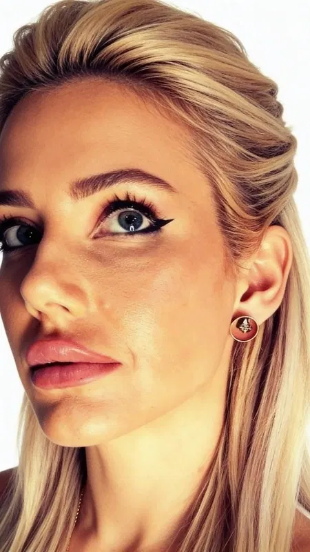 , Ανακαλύψτε την τέλεια ισορροπία ανάμεσα στη σύγχρονη αισθητική και τη φυσική ομορφιά με αυτά τα μοναδικά σκουλαρίκια καρφωτά με πυρίτη σομόν. Σχεδιασμένα από την Ελληνίδα Σχεδιάστρια Κοσμημάτων Αικατερίνη Χαλκιαδάκη, αυτά τα εντυπωσιακά κοσμήματα συνδυάζουν τη ζεστή απόχρωση του κοραλλί με τις χρυσαφένιες αντανακλάσεις του σιδηροπυρίτη.
Κάθε σκουλαρίκι φιλοτεχνείται χειροποίητα από υψηλής ποιότητας ορείχαλκο, προσφέροντας ανθεκτικότητα και λαμπερό φινίρισμα. Ο φυσικός σιδηροπυρίτης στο κέντρο κάθε σχεδίου δημιουργεί μια μαγευτική αντίθεση με το σομόν χρώμα, ενώ οι μεταλλικές του ανταύγειες προσδίδουν μια πολυτελή αίσθηση στο συνολικό look σας.
Η κομψή καρφωτή σχεδίαση τα καθιστά ιδανικά για καθημερινή χρήση, ενώ ταυτόχρονα προσθέτουν μια δόση σοφιστικέ στυλ σε κάθε εμφάνιση. Τα σκουλαρίκια συνδυάζονται άψογα με φθινοπωρινά και χειμερινά outfits, αλλά και με boho chic εμφανίσεις.