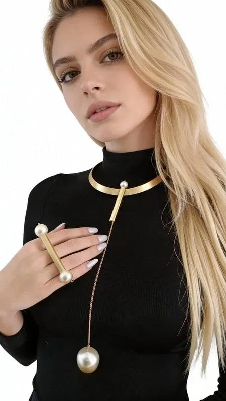 , Ανακαλύψτε τη μοναδική ομορφιά αυτού του statement μακρύ κολιέ με πέρλες, ένα εντυπωσιακό κόσμημα που συνδυάζει την κομψότητα με τη σύγχρονη αισθητική. Σχεδιασμένο από την Ελληνίδα Σχεδιάστρια Κοσμημάτων Αικατερίνη Χαλκιαδάκη, αυτό το χειροποίητο κολιέ αποτελεί την τέλεια επιλογή για γυναίκες που αγαπούν τα εντυπωσιακά αξεσουάρ.
Το μακρύ κολιέ διαθέτει ένα μινιμαλιστικό χρυσό collar που στηρίζει μία κομψή κρεμαστή πέρλα, δημιουργώντας ένα statement look που ξεχωρίζει. Η γεωμετρική γραμμή και η χρυσή απόχρωση προσδίδουν μοντέρνα πολυτέλεια, ενώ η πέρλα στο κάτω μέρος προσθέτει θηλυκότητα και κομψότητα.
Ιδανικό για layering με άλλα κολιέ ή για να το φορέσετε μόνο του σε ειδικές περιστάσεις, αυτό το κόσμημα λαιμού γίνεται το κεντρικό σημείο κάθε εμφάνισης. Συνδυάζεται τέλεια με casual και elegant outfits, από πουλόβερ μέχρι φορέματα.
Φροντίστε το κολιέ σας αποθηκεύοντάς το σε στεγνό μέρος και καθαρίζοντάς το απαλά με μαλακό πανί.