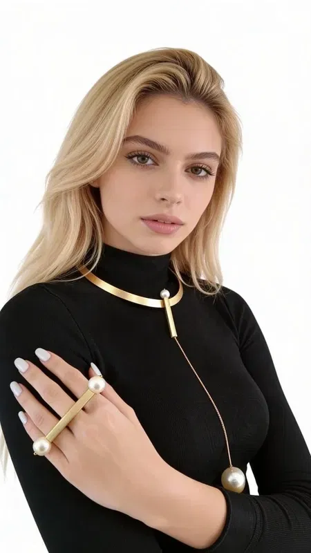 , Ανακαλύψτε τη μοναδική ομορφιά αυτού του statement μακρύ κολιέ με πέρλες, ένα εντυπωσιακό κόσμημα που συνδυάζει την κομψότητα με τη σύγχρονη αισθητική. Σχεδιασμένο από την Ελληνίδα Σχεδιάστρια Κοσμημάτων Αικατερίνη Χαλκιαδάκη, αυτό το χειροποίητο κολιέ αποτελεί την τέλεια επιλογή για γυναίκες που αγαπούν τα εντυπωσιακά αξεσουάρ.
Το μακρύ κολιέ διαθέτει ένα μινιμαλιστικό χρυσό collar που στηρίζει μία κομψή κρεμαστή πέρλα, δημιουργώντας ένα statement look που ξεχωρίζει. Η γεωμετρική γραμμή και η χρυσή απόχρωση προσδίδουν μοντέρνα πολυτέλεια, ενώ η πέρλα στο κάτω μέρος προσθέτει θηλυκότητα και κομψότητα.
Ιδανικό για layering με άλλα κολιέ ή για να το φορέσετε μόνο του σε ειδικές περιστάσεις, αυτό το κόσμημα λαιμού γίνεται το κεντρικό σημείο κάθε εμφάνισης. Συνδυάζεται τέλεια με casual και elegant outfits, από πουλόβερ μέχρι φορέματα.
Φροντίστε το κολιέ σας αποθηκεύοντάς το σε στεγνό μέρος και καθαρίζοντάς το απαλά με μαλακό πανί.