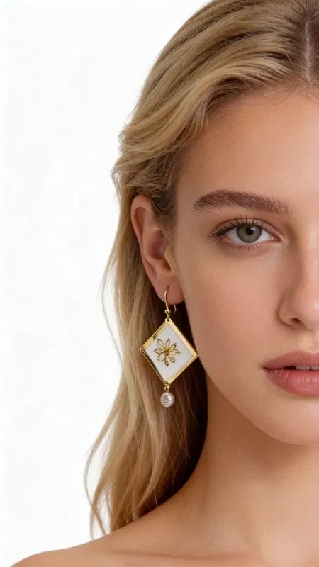 , Ανακαλύψτε τη μαγεία των κεντητών statement σκουλαρικιών με γεωμετρικά σχέδια, έργο τέχνης σχεδιασμένο από την Ελληνίδα Σχεδιάστρια Κοσμημάτων Αικατερίνη Χαλκιαδάκη. Αυτά τα εντυπωσιακά χειροποίητα σκουλαρίκια συνδυάζουν τη λευκή κομψότητα με χρυσές λεπτομέρειες, δημιουργώντας ένα μοναδικό κόσμημα που ξεχωρίζει.
Κάθε σκουλαρίκι διακοσμείται με γεωμετρικό κέντημα από χρυσοκλωστή πάνω σε λευκή βάση, ενώ ολοκληρώνεται με κομψή πέρλα που κρέμεται στο κάτω μέρος. Η ρομβοειδής φόρμα με τη χρυσή αστεροειδή διακόσμηση προσδίδει μοντέρνα αισθητική, καθιστώντας το ιδανικό για ιδιαίτερες στιγμές και επίσημες εμφανίσεις.
Αυτά τα εντυπωσιακά κρεμαστά σκουλαρίκια αποτελούν την τέλεια επιλογή για γυναίκες που αγαπούν τα πρωτότυπα χειροποίητα κοσμήματα. Συνδυάστε τα με κλασικά ή μοντέρνα outfits για μια εμφάνιση που θα κλέψει τις εντυπώσεις.
Φροντίστε τα απαλά με στεγνό πανί και αποθηκεύστε τα σε στεγνό μέρος για να διατηρήσουν τη λάμψη τους.