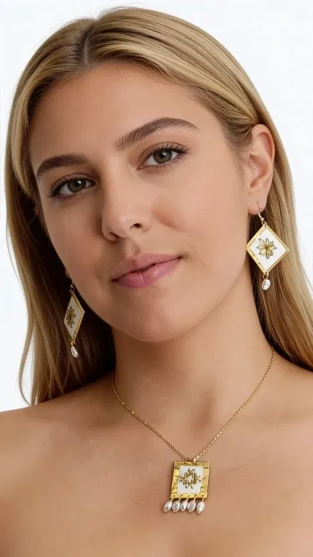 , Ανακαλύψτε τη μαγεία των κεντητών statement σκουλαρικιών με γεωμετρικά σχέδια, έργο τέχνης σχεδιασμένο από την Ελληνίδα Σχεδιάστρια Κοσμημάτων Αικατερίνη Χαλκιαδάκη. Αυτά τα εντυπωσιακά χειροποίητα σκουλαρίκια συνδυάζουν τη λευκή κομψότητα με χρυσές λεπτομέρειες, δημιουργώντας ένα μοναδικό κόσμημα που ξεχωρίζει.
Κάθε σκουλαρίκι διακοσμείται με γεωμετρικό κέντημα από χρυσοκλωστή πάνω σε λευκή βάση, ενώ ολοκληρώνεται με κομψή πέρλα που κρέμεται στο κάτω μέρος. Η ρομβοειδής φόρμα με τη χρυσή αστεροειδή διακόσμηση προσδίδει μοντέρνα αισθητική, καθιστώντας το ιδανικό για ιδιαίτερες στιγμές και επίσημες εμφανίσεις.
Αυτά τα εντυπωσιακά κρεμαστά σκουλαρίκια αποτελούν την τέλεια επιλογή για γυναίκες που αγαπούν τα πρωτότυπα χειροποίητα κοσμήματα. Συνδυάστε τα με κλασικά ή μοντέρνα outfits για μια εμφάνιση που θα κλέψει τις εντυπώσεις.
Φροντίστε τα απαλά με στεγνό πανί και αποθηκεύστε τα σε στεγνό μέρος για να διατηρήσουν τη λάμψη τους.