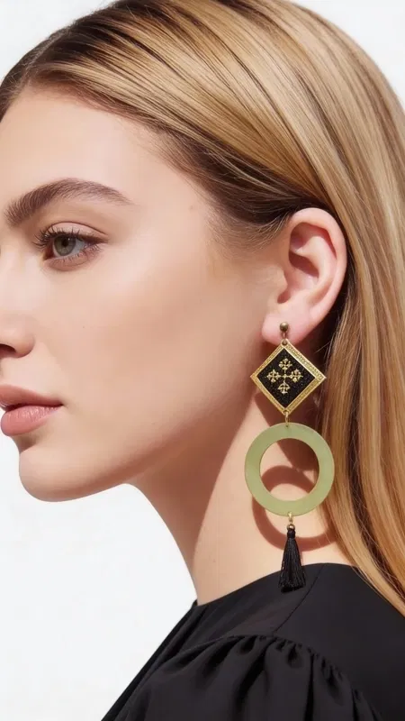 , Ξεχωρίστε με αυτά τα εντυπωσιακά statement σκουλαρίκια που συνδυάζουν την παραδοσιακή τέχνη του κεντήματος με σύγχρονο γεωμετρικό design. Σχεδιασμένα από την Ελληνίδα Σχεδιάστρια Κοσμημάτων Αικατερίνη Χαλκιαδάκη, αυτά τα μοναδικά χειροποίητα κοσμήματα αποτελούν την τέλεια επιλογή για γυναίκες που αναζητούν κάτι ξεχωριστό.
Τα κεντητά σκουλαρίκια διαθέτουν έναν εντυπωσιακό συνδυασμό γεωμετρικών σχημάτων - ένα τετράγωνο στοιχείο με χρυσοκλωστή και λεπτομερή κεντητά μοτίβα, που ακολουθείται από έναν κομψό κρίκο σε απαλό πράσινο χρώμα και ολοκληρώνεται με μια κομψή μαύρη φούντα. Το contrast των χρωμάτων - μαύρο, χρυσό - δημιουργεί ένα sophisticated look που ταιριάζει τόσο σε καθημερινά όσο και σε επίσημα outfits.
Η χειροποίητη κατασκευή εγγυάται την ποιότητα και τη μοναδικότητα του κάθε κομματιού, ενώ το statement design τους κάνει ιδανικά για ιδιαίτερες περιστάσεις, γάμους ή boho εμφανίσεις.
Φροντίστε τα σκουλαρίκια σας αποθηκεύοντάς τα σε στεγνό μέρος και αποφεύγοντας την επαφή με νερό για μεγαλύτερη διάρκεια ζωής.