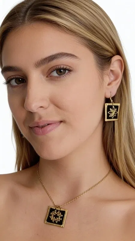 , Τα κεντητά statement σκουλαρίκια με χρυσοκλωστή σε μαύρο φόντο αποτελούν μια εντυπωσιακή επιλογή που συνδυάζει την παραδοσιακή ελληνική τέχνη του κεντήματος με μοντέρνο design. Σχεδιασμένα από την Ελληνίδα Σχεδιάστρια Κοσμημάτων Αικατερίνη Χαλκιαδάκη, αυτά τα χειροποίητα σκουλαρίκια διακρίνονται για την εξαιρετική ποιότητα και τη μοναδική αισθητική τους.
Τα γεωμετρικά σχέδια με χρυσή κλωστή δημιουργούν έναν εντυπωσιακό οπτικό αντίλογο πάνω στο μαύρο υπόστρωμα, προσφέροντας κομψότητα και στιλ. Η τετράγωνη φόρμα και το κρεμαστό design τα καθιστούν ιδανικά για ειδικές περιστάσεις όπως γάμος - βάπτιση, ή για να προσθέσετε έναν εντυπωσιακό τόνο στην καθημερινή σας εμφάνιση.
Αυτά τα μοντέρνα κεντητά σκουλαρίκια είναι κατάλληλα για γυναίκες που αγαπούν τα statement κοσμήματα και επιζητούν κάτι ιδιαίτερο και πρωτότυπο. Η τέχνη του χειροποίητου κεντήματος δίνει σε κάθε κομμάτι μοναδικότητα και αυθεντικότητα. Φροντίστε να τα φυλάσσετε σε στεγνό μέρος και να τα καθαρίζετε απαλά με μαλακό πανί για να διατηρήσετε την ομορφιά τους.