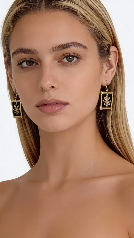 , Τα κεντητά statement σκουλαρίκια με χρυσοκλωστή σε μαύρο φόντο αποτελούν μια εντυπωσιακή επιλογή που συνδυάζει την παραδοσιακή ελληνική τέχνη του κεντήματος με μοντέρνο design. Σχεδιασμένα από την Ελληνίδα Σχεδιάστρια Κοσμημάτων Αικατερίνη Χαλκιαδάκη, αυτά τα χειροποίητα σκουλαρίκια διακρίνονται για την εξαιρετική ποιότητα και τη μοναδική αισθητική τους.
Τα γεωμετρικά σχέδια με χρυσή κλωστή δημιουργούν έναν εντυπωσιακό οπτικό αντίλογο πάνω στο μαύρο υπόστρωμα, προσφέροντας κομψότητα και στιλ. Η τετράγωνη φόρμα και το κρεμαστό design τα καθιστούν ιδανικά για ειδικές περιστάσεις όπως γάμος - βάπτιση, ή για να προσθέσετε έναν εντυπωσιακό τόνο στην καθημερινή σας εμφάνιση.
Αυτά τα μοντέρνα κεντητά σκουλαρίκια είναι κατάλληλα για γυναίκες που αγαπούν τα statement κοσμήματα και επιζητούν κάτι ιδιαίτερο και πρωτότυπο. Η τέχνη του χειροποίητου κεντήματος δίνει σε κάθε κομμάτι μοναδικότητα και αυθεντικότητα. Φροντίστε να τα φυλάσσετε σε στεγνό μέρος και να τα καθαρίζετε απαλά με μαλακό πανί για να διατηρήσετε την ομορφιά τους.