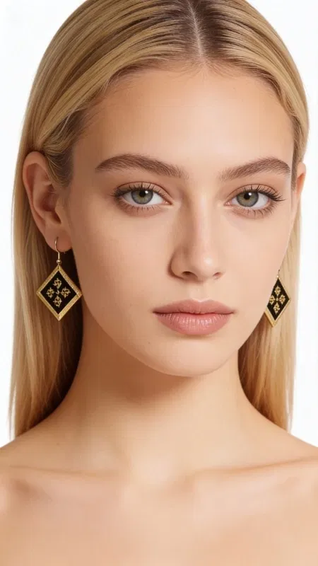 , Τα κεντητά statement σκουλαρίκια με γεωμετρικά σχέδια από χρυσοκλωστή σε μαύρη βάση αποτελούν την τέλεια επιλογή για όσες αναζητούν εντυπωσιακά και πρωτότυπα κοσμήματα. Σχεδιασμένα από την Ελληνίδα Σχεδιάστρια Κοσμημάτων Αικατερίνη Χαλκιαδάκη, αυτά τα χειροποίητα σκουλαρίκια συνδυάζουν την παραδοσιακή τέχνη του κεντήματος με σύγχρονο design.
Η μαύρη βάση με τα χρυσά γεωμετρικά μοτίβα δημιουργεί έναν εκλεπτυσμένο συνδυασμό που προσθέτει sophistication σε κάθε εμφάνιση. Τα ρομβοειδή σχήματα κεντημένα με χρυσοκλωστή δίνουν έναν ethnic αέρα που ταιριάζει τόσο σε καθημερινά όσο και σε επίσημα looks. Η κρεμαστή φόρμα τους κινείται όμορφα και προσθέτει κίνηση στο πρόσωπο.
Ιδανικά για γάμους, βραδινές εξόδους ή όταν θέλετε να προσθέσετε μία καλλιτεχνική νότα στο ντύσιμό σας. Φροντίστε τα ήπια με στεγνό καθάρισμα και αποθηκεύστε τα σε στεγνό μέρος για να διατηρήσουν την ομορφιά τους.