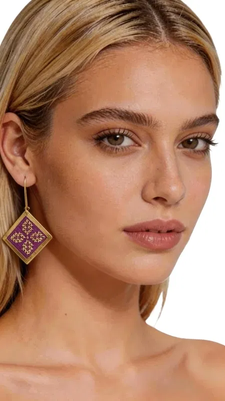 Τα κεντητά statement σκουλαρίκια με χρυσοκλωστή σε έντονο μπορντό χρώμα αποτελούν την τέλεια επιλογή για γυναίκες που αγαπούν τα εντυπωσιακά κοσμήματα. Σχεδιασμένα από την Ελληνίδα Σχεδιάστρια Κοσμημάτων Αικατερίνη Χαλκιαδάκη, αυτά τα χειροποίητα σκουλαρίκια συνδυάζουν παραδοσιακή τεχνική κεντήματος με σύγχρονο γεωμετρικό design. Η τετραγωνική τους φόρμα με τα περίτεχνα γεωμετρικά μοτίβα δημιουργεί ένα boho-chic στυλ που ολοκληρώνει τόσο καθημερινά όσο και επίσημα look. Τα κρεμαστά σκουλαρίκια είναι κατασκευασμένα με υψηλής ποιότητας χρυσή κλωστή που δημιουργεί λαμπερές αντανακλάσεις, ενώ το βαθύ μπορντό χρώμα προσθέτει elegance και θηλυκότητα. Το κάθε σκουλαρίκι είναι χειροκέντητο με απόλυτη ακρίβεια, αποτελώντας ένα πραγματικό έργο τέχνης που φοριέται. Τα statement κοσμήματα είναι ιδανικά για γάμους, βραδινές εξόδους ή όταν θέλετε να προσθέσετε έναν εντυπωσιακό τόνο στο σύνολό σας. Υλικό: Ορείχαλκος, Ύφασμα Φροντίστε τα προσεκτικά, αποθηκεύοντάς τα σε στεγνό χώρο μακριά από υγρασία. Καθαρίστε απαλά με μαλακό πανί όταν χρειάζεται.