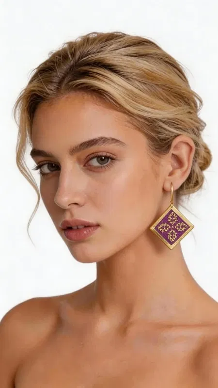 , Τα κεντητά statement σκουλαρίκια με χρυσοκλωστή σε έντονο μπορντό χρώμα αποτελούν την τέλεια επιλογή για γυναίκες που αγαπούν τα εντυπωσιακά κοσμήματα. Σχεδιασμένα από την Ελληνίδα Σχεδιάστρια Κοσμημάτων Αικατερίνη Χαλκιαδάκη, αυτά τα χειροποίητα σκουλαρίκια συνδυάζουν παραδοσιακή τεχνική κεντήματος με σύγχρονο γεωμετρικό design. Η τετραγωνική τους φόρμα με τα περίτεχνα γεωμετρικά μοτίβα δημιουργεί ένα boho-chic στυλ που ολοκληρώνει τόσο καθημερινά όσο και επίσημα look. Τα κρεμαστά σκουλαρίκια είναι κατασκευασμένα με υψηλής ποιότητας χρυσή κλωστή που δημιουργεί λαμπερές αντανακλάσεις, ενώ το βαθύ μπορντό χρώμα προσθέτει elegance και θηλυκότητα. Το κάθε σκουλαρίκι είναι χειροκέντητο με απόλυτη ακρίβεια, αποτελώντας ένα πραγματικό έργο τέχνης που φοριέται. Τα statement κοσμήματα είναι ιδανικά για γάμους, βραδινές εξόδους ή όταν θέλετε να προσθέσετε έναν εντυπωσιακό τόνο στο σύνολό σας. Υλικό: Ορείχαλκος, Ύφασμα Φροντίστε τα προσεκτικά, αποθηκεύοντάς τα σε στεγνό χώρο μακριά από υγρασία. Καθαρίστε απαλά με μαλακό πανί όταν χρειάζεται.