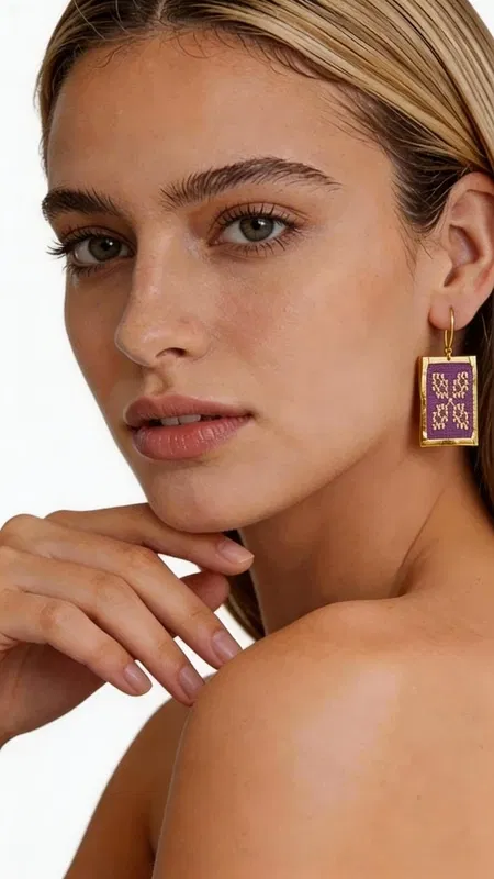 , Κεντητά statement σκουλαρίκια που συνδυάζουν την παραδοσιακή τέχνη του κεντήματος με σύγχρονο γεωμετρικό design. Αυτά τα εντυπωσιακά σκουλαρίκια σε έντονο μπορντό χρώμα, σχεδιασμένα από την Ελληνίδα Σχεδιάστρια Κοσμημάτων Αικατερίνη Χαλκιαδάκη, προσφέρουν μια μοναδική αισθητική που ξεχωρίζει. Η χρυσοκλωστή δημιουργεί περίπλοκα γεωμετρικά μοτίβα που αναδεικνύουν το folklore design, ενώ το τετράγωνο σχήμα προσδίδει μοντέρνα κομψότητα. Κάθε κέντημα είναι χειροποίητο με ιδιαίτερη προσοχή στη λεπτομέρεια, δημιουργώντας ένα κόσμημα που συνδυάζει τέχνη και στυλ. Η μπορντό απόχρωση είναι ιδανική για να προσθέσει χρώμα και χαρακτήρα σε κάθε σας εμφάνιση. Τα σκουλαρίκια αυτά είναι ιδανικά για ειδικές περιστάσεις, από βραδινές εξόδους έως γαμήλιες εκδηλώσεις, αλλά και για να αναβαθμίσουν την καθημερινή σας εμφάνιση. Συνδυάζονται τέλεια με μονόχρωμα outfits και προσθέτουν έναν εντυπωσιακό ethnic χαρακτήρα. Υλικό: Ορείχαλκος, Ύφασμα Φροντίδα: Αποθηκεύστε σε στεγνό μέρος και αποφύγετε την επαφή με υγρασία για να διατηρήσετε τη λάμψη της χρυσοκλωστής.