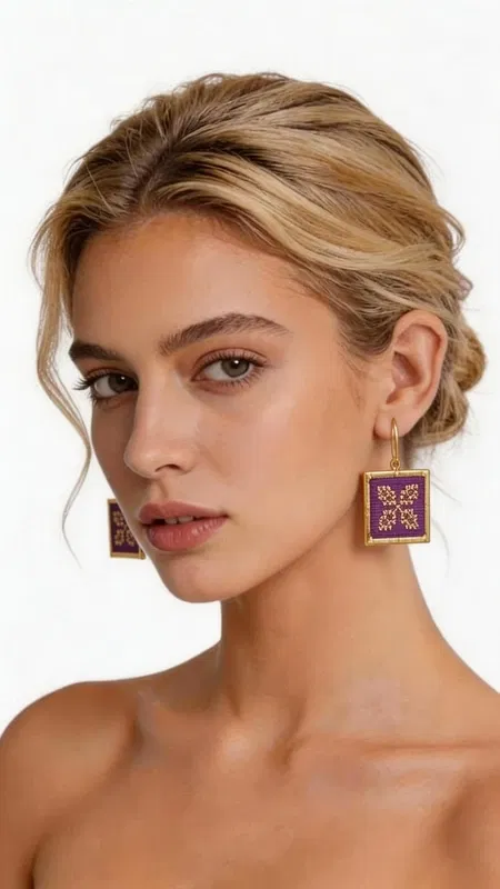 , Κεντητά statement σκουλαρίκια που συνδυάζουν την παραδοσιακή τέχνη του κεντήματος με σύγχρονο γεωμετρικό design. Αυτά τα εντυπωσιακά σκουλαρίκια σε έντονο μπορντό χρώμα, σχεδιασμένα από την Ελληνίδα Σχεδιάστρια Κοσμημάτων Αικατερίνη Χαλκιαδάκη, προσφέρουν μια μοναδική αισθητική που ξεχωρίζει. Η χρυσοκλωστή δημιουργεί περίπλοκα γεωμετρικά μοτίβα που αναδεικνύουν το folklore design, ενώ το τετράγωνο σχήμα προσδίδει μοντέρνα κομψότητα. Κάθε κέντημα είναι χειροποίητο με ιδιαίτερη προσοχή στη λεπτομέρεια, δημιουργώντας ένα κόσμημα που συνδυάζει τέχνη και στυλ. Η μπορντό απόχρωση είναι ιδανική για να προσθέσει χρώμα και χαρακτήρα σε κάθε σας εμφάνιση. Τα σκουλαρίκια αυτά είναι ιδανικά για ειδικές περιστάσεις, από βραδινές εξόδους έως γαμήλιες εκδηλώσεις, αλλά και για να αναβαθμίσουν την καθημερινή σας εμφάνιση. Συνδυάζονται τέλεια με μονόχρωμα outfits και προσθέτουν έναν εντυπωσιακό ethnic χαρακτήρα. Υλικό: Ορείχαλκος, Ύφασμα Φροντίδα: Αποθηκεύστε σε στεγνό μέρος και αποφύγετε την επαφή με υγρασία για να διατηρήσετε τη λάμψη της χρυσοκλωστής.