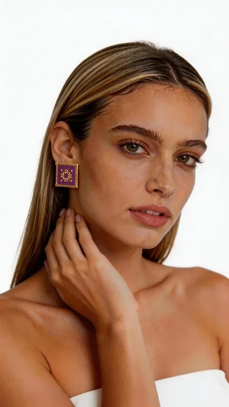 , Τα statement σκουλαρίκια κεντητά με χρυσοκλωστή σε εντυπωσιακό μπορντό χρώμα αποτελούν την ιδανική επιλογή για γυναίκες που αναζητούν μοναδικό στυλ και κομψότητα. Αυτά τα χειροποίητα σκουλαρίκια, σχεδιασμένα από την Ελληνίδα Σχεδιάστρια Κοσμημάτων Αικατερίνη Χαλκιαδάκη, διακρίνονται για τα εντυπωσιακά γεωμετρικά σχέδια και την υψηλή ποιότητα κατασκευής. Η τετράγωνη φόρμα με τα χρυσά περιγράμματα και την πλούσια κεντητή επιφάνεια δημιουργεί έναν μοναδικό συνδυασμό παραδοσιακής τεχνικής και μοντέρνου design. Το βαθύ μπορντό χρώμα προσφέρει πολυτέλεια και κομψότητα, ενώ οι χρυσές λεπτομέρειες προσδίδουν λάμψη και φινέτσα. Αυτά τα εντυπωσιακά σκουλαρίκια είναι ιδανικά για ειδικές στιγμές όπως γάμους, εκδηλώσεις ή βραδινές εξόδους, αλλά μπορούν επίσης να αναβαθμίσουν και το καθημερινό σας look. Η ελληνική χειροτεχνία και η προσοχή στη λεπτομέρεια τα καθιστούν μοναδικά κομμάτια που θα ξεχωρίζουν από τη συλλογή σας. Υλικό: Ορείχαλκος, Ύφασμα Φροντίστε τα με προσοχή, αποφεύγοντας την επαφή με νερό και αρώματα για να διατηρήσουν την αίγλη τους.