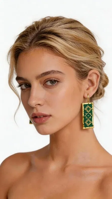 , Ξεχωρίστε με αυτά τα εντυπωσιακά statement σκουλαρίκια που συνδυάζουν την παραδοσιακή τέχνη του κεντήματος με μοντέρνο design. Σχεδιασμένα από την Ελληνίδα Σχεδιάστρια Κοσμημάτων Αικατερίνη Χαλκιαδάκη, αυτά τα μοναδικά κεντητά σκουλαρίκια σε έντονο πράσινο χρώμα αποτελούν την τέλεια επιλογή για κάθε ξεχωριστή εμφάνιση. Τα ορθογώνια σκουλαρίκια διακοσμούνται με γεωμετρικά μοτίβα κεντημένα με χρυσοκλωστή, δημιουργώντας έναν εκλεπτυσμένο συνδυασμό χρωμάτων που ταιριάζει τόσο στις καθημερινές όσο και στις επίσημες εμφανίσεις. Η χειροποίητη κατασκευή εξασφαλίζει τη μοναδικότητα κάθε κομματιού, ενώ το ελαφρύ τους βάρος τα καθιστά ιδιαίτερα άνετα στη χρήση. Υλικό: Ορείχαλκος, Ύφασμα Για τη διατήρηση των χρωμάτων και της ποιότητας, φυλάσσετε τα σκουλαρίκια σε στεγνό μέρος και αποφεύγετε την επαφή με υγρασία και χημικές ουσίες.