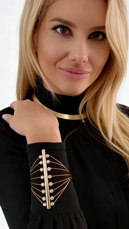 Ανακαλύψτε την τέλεια ισορροπία μεταξύ σύγχρονου σχεδιασμού και κλασικής κομψότητας με αυτό το εντυπωσιακό statement βραχιόλι με πέρλες. Σχεδιασμένο από την Ελληνίδα Σχεδιάστρια Κοσμημάτων Αικατερίνη Χαλκιαδάκη, αυτό το χειροποίητο γυναικείο βραχιόλι αποτελεί έργο τέχνης που μεταμορφώνει κάθε εμφάνιση.
Η μοναδική γεωμετρική κατασκευή από ορείχαλκο σε χρυσαφί απόχρωση δημιουργεί μια τρισδιάστατη δομή που υποστηρίζει γλυκόφωτες πέρλες σε στρατηγικές θέσεις. Το ασύμμετρο σχήμα και οι καμπυλωτές γραμμές προσδίδουν κίνηση και δυναμισμό, ενώ οι φυσικές πέρλες φέρνουν την κλασική πολυτέλεια. Το εύκολο κούμπωμα εξασφαλίζει άνετη χρήση καθ' όλη τη διάρκεια της ημέρας.
Αυτό το statement βραχιόλι είναι ιδανικό για να συνδυάσετε με μονόχρωμα outfits, προσθέτοντας artistic flair στην καθημερινότητά σας ή για ιδιαίτερες εμφανίσεις που θέλουν το κάτι παραπάνω.